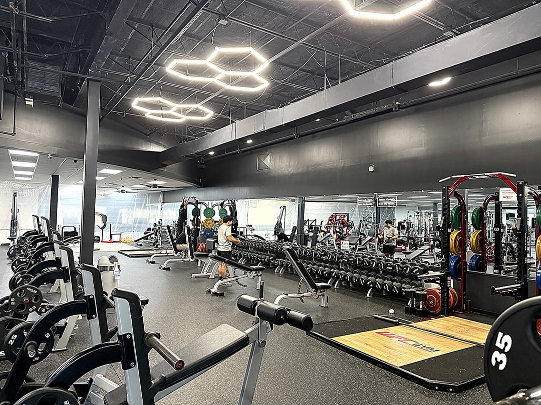 Open training floor with selectorized machines